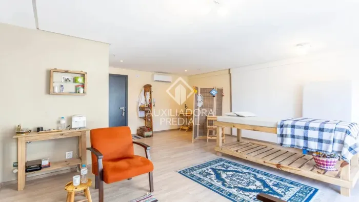 Sala comercial no miolo da cidade baixa, semi mobiliada, vaga escriturada!