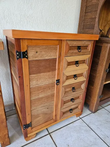 PEÇA ÚNICA EM.MADEIRA MACIÇA  ARMARINHO RUSTICO CHEIOF DE CHARME IDEAL PARA QUALQUER CANTO