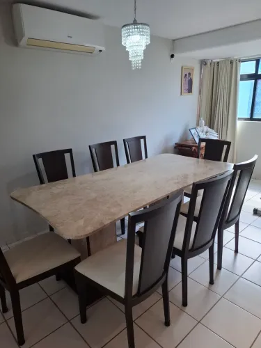 Lindíssima Mesa em mármore com 8 cadeiras em madeira
