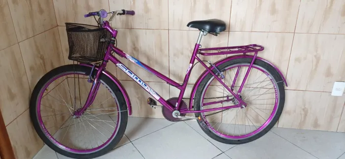 Bicicleta Roxa Aro 26 com Cesta e Bagageiro