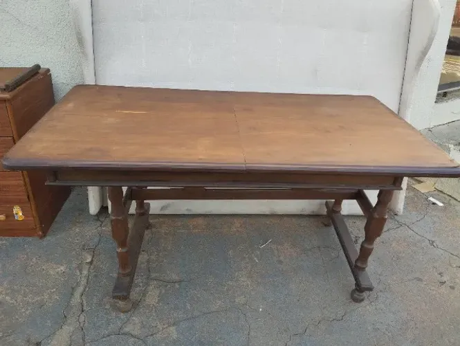 Mesa de madeira antiga