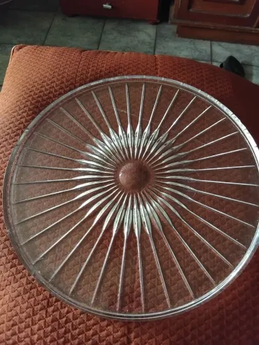 Bandeja para tortas com decoração raiada.