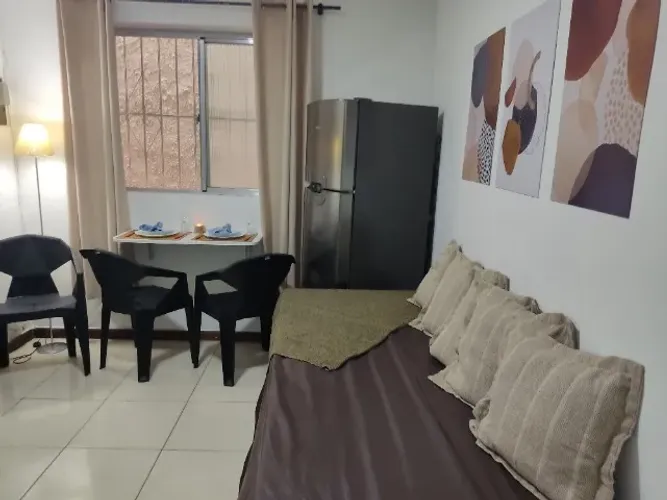 Casal. Tijuca. Sala e quarto. Estação Uruguai próxima. Rua residencial