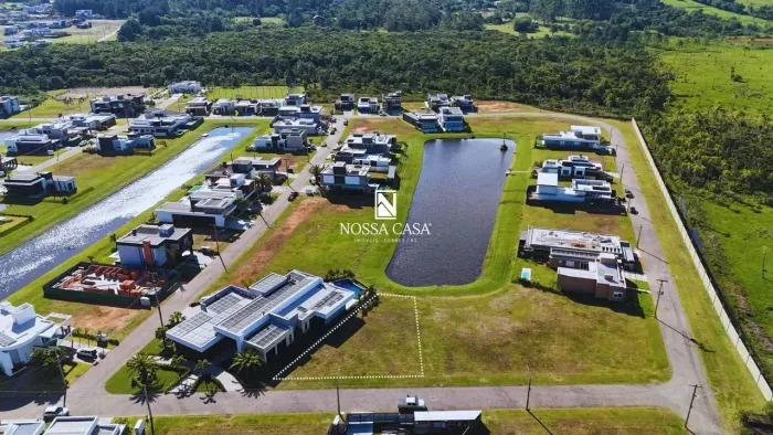 Terreno em condomínio fechado beira lago com 615 m2 em Torres infra completa de