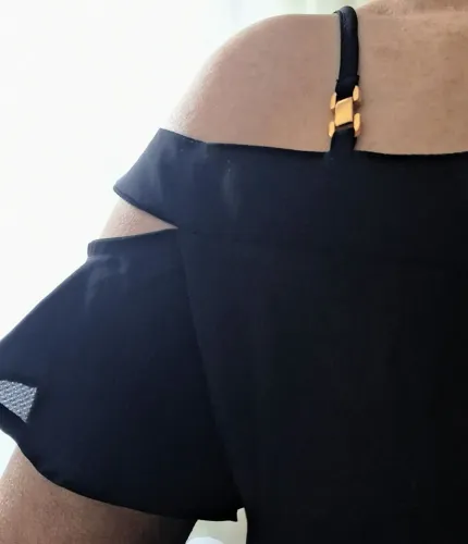 Blusa preta (M) detalhe dourado - Ênfase