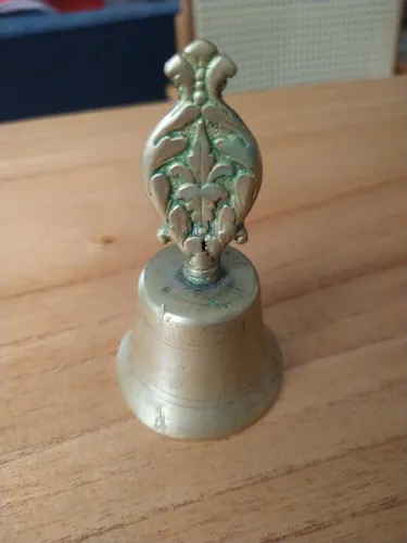 Sino antigo de bronze com design floral