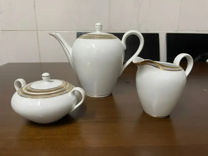 Conjunto de Chá em Porcelana com Detalhes Dourados