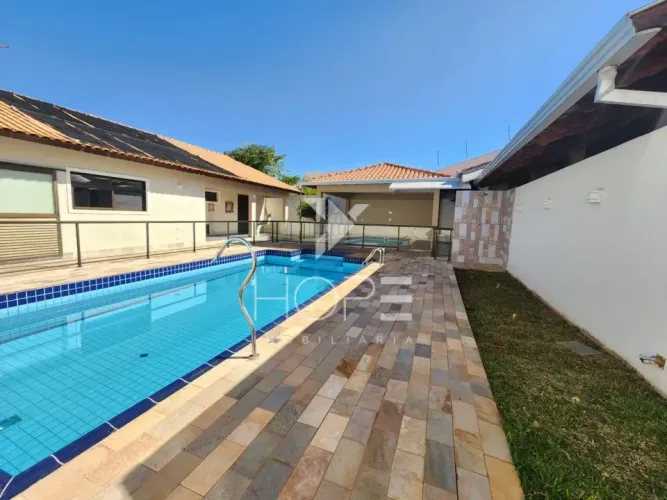 Casa à Venda com Piscina  240m²  3 Quartos (1 Suíte)  Residencial Granville  Zona Sul