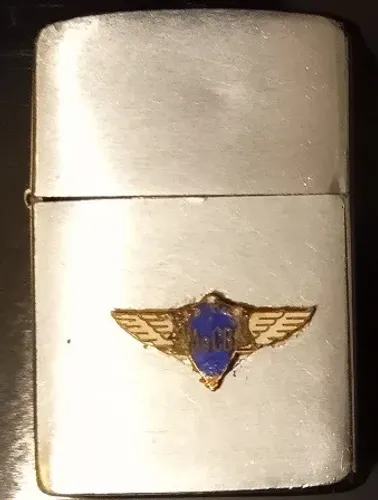 Antigo e raríssimo isqueiro com o logo do Aeroclube Brasileiro - Escola de Aviação - 1964
