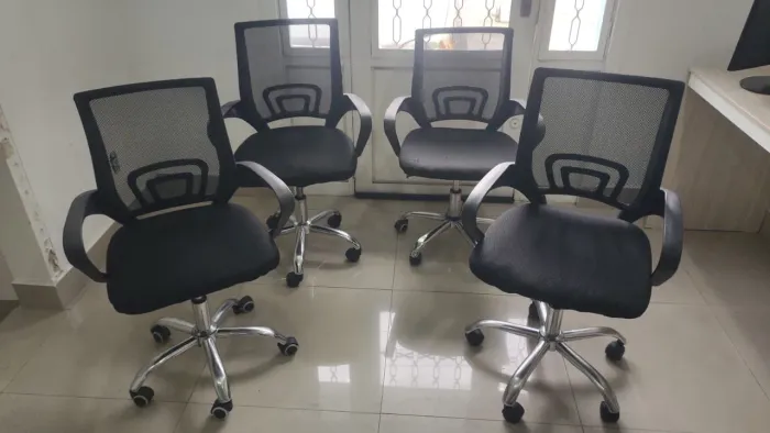 Cadeiras de Escritório com Rodinhas R$180,00 cada