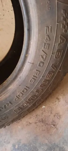 Pneu S10 245/79 R16.
