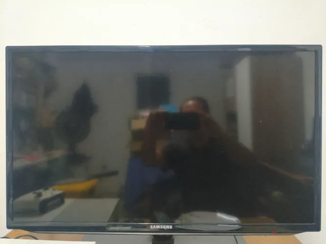 Tv Samsung 32' polegadas 1 HDMI, 1 USB não é smartv!