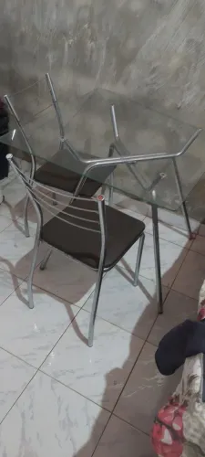 Mesa tampa de vidro com 2 cadeiras