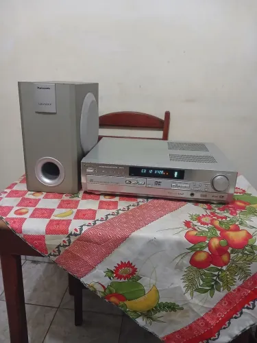 VENDO APARELHO DE DVD COM 5 DVD, COM AM-FM . CAIXA DE SOM BOM 250 reais .