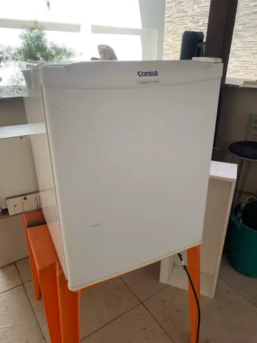 Frigobar semi novo