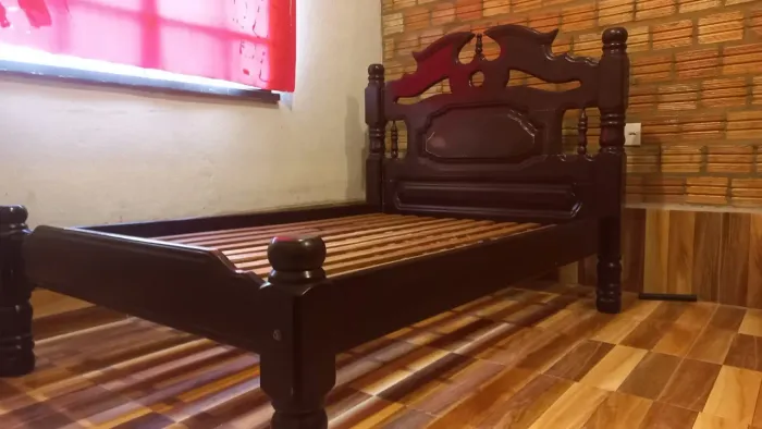 Cama casal de Madeira