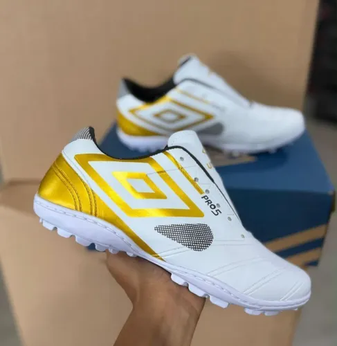 Chuteira society Umbro Branco ouro