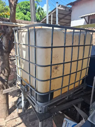 Reservatório gradeado, tanque IBC ou bombona de 1000 litros