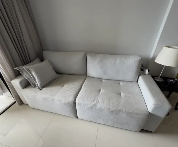 Sofá Retrátil 2,40m em Linho Cinza Claro | Moderno | Excelente Estado