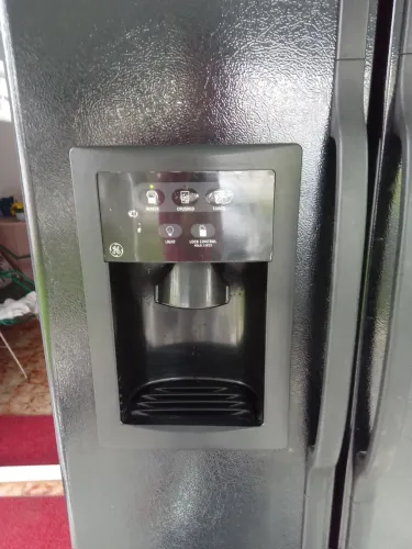 Vende-se geladeira GE 420 lt 2 portas saída na porta gelo e água gelada