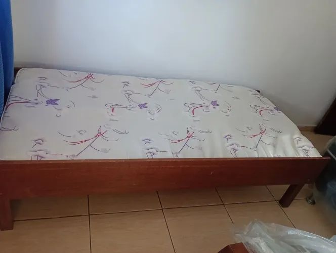 Cama de solteiro em madeira cerejeira com colchão