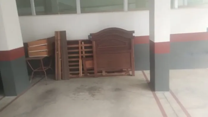 Linda cama de solteiro em sucupira com 3 gavetas + ótimo colchão