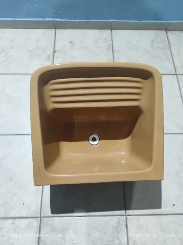 Tanque em louça antigo na cor bege em bom estado