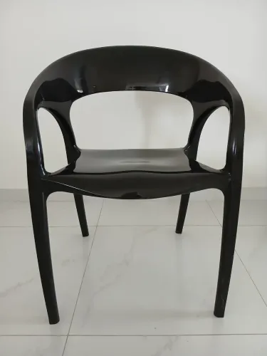 Vendo linda cadeira em plastico resistente usada