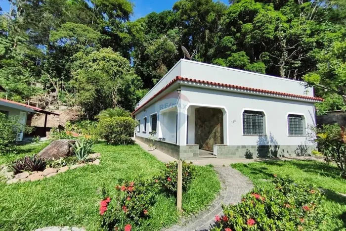CASA ÀVENDA 4 QUARTOS (2 SUITES), 4 BANHEIROS, BANHEIRA E GARAGEM NO CENTRO DE RIO BONITO/