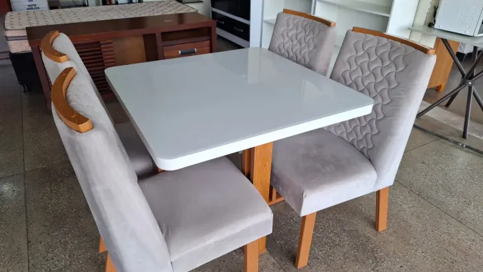 Mesa de jantar 04 cadeiras tampo off white