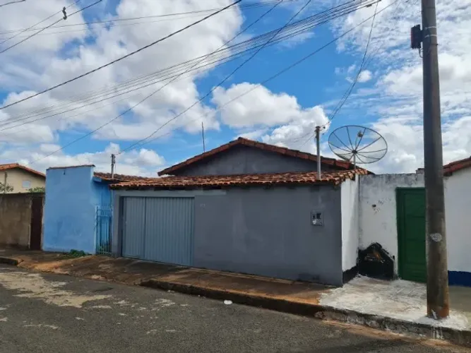 Casa simples com 3 quartos, lote 12 x 25 m - Vila Dourada