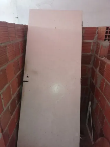 Porta 2,10 X 80 em bom estado.Somente a porta
