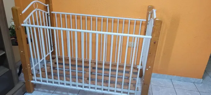 Vende-se Berço de madeira com ferro em excelente estado 