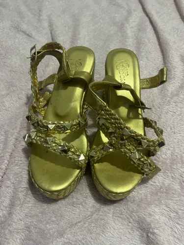 Vendo Salto Plataforma Dourado - Dona Vaidosa 