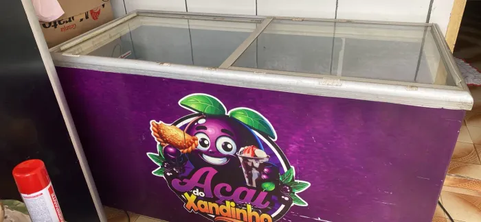 Vende se um freezer pra açaí ou sorvete e picolé no valor de 2000