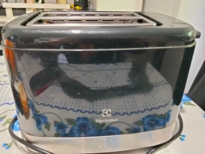 Vendo Torradeira Eletrolux 220v. Semi-nova.