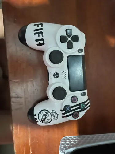 Vendo controle de ps4 2 dias de uso, motivo da venda preciso do dinheiro!!