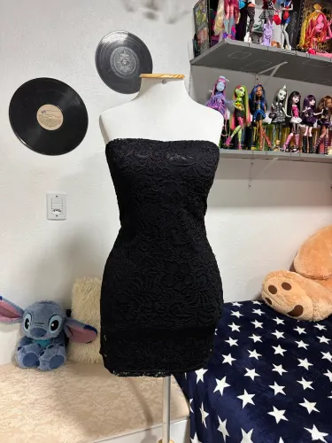 Vestido tomara que caia em renda floral preta