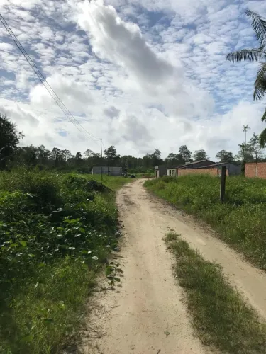 Vende-se este no bairro da aldeia