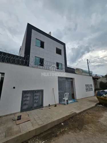 Apartamento com 2 Quartos e Ampla Área Externa para Aluguel no Copacabana