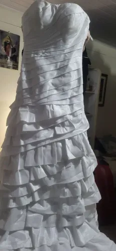 Vestido de noiva tamanho médio usado somente uma vez . Lavado na lavanderia 