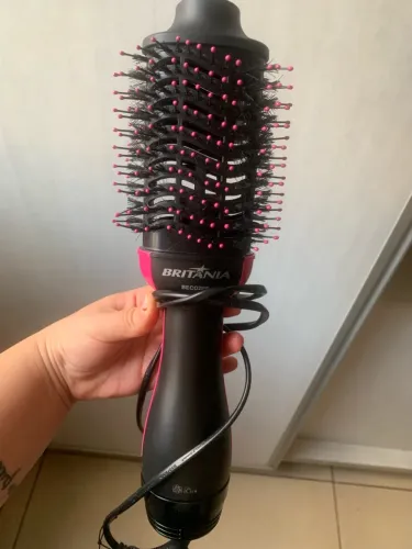 Escova secadora Britânia Bivolt, funciona tudo perfeitamente, seca super bem o cabelo