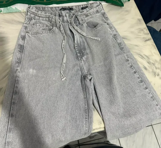 Calça jeans Riachuelo, tamanho 36, cinza claro, cintura alta e amarração na cintura