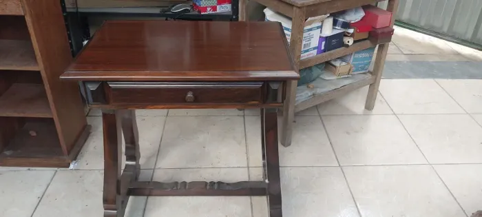 Escrivaninha em madeira maciça antiga ,altura 75 cm, largura 68 cm,comprimento 46 .