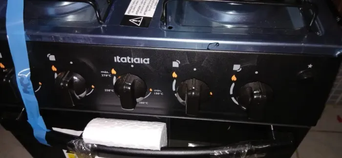 Fogão marca Itatiaia, cor Preto, 4 bocas, forno, acendimento elétrico, totalmente novo.