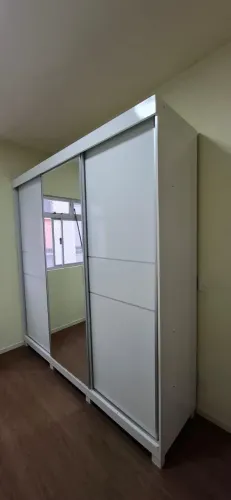 Guarda roupa grande com portas de correr e espelho