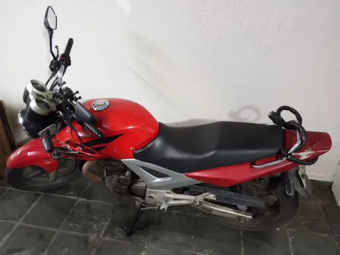 Vende se CBX 250 Twister ler o anúncio