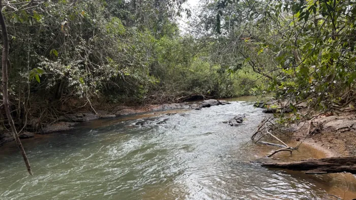 Chácara de 1.800mt em passa 4 com rio no fundo últimas unidades!