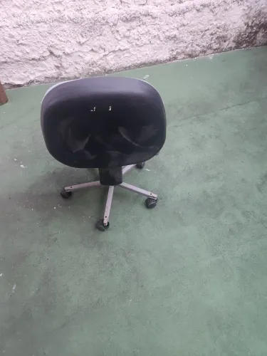 Cadeira ergonômica boa para uso diário.
