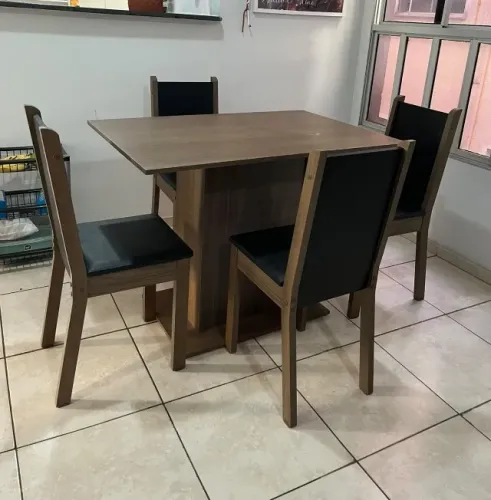 Mesa de jantar com 4 cadeiras